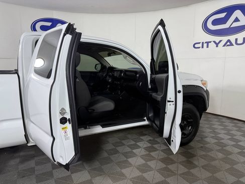 Used 2016 Toyota Tacoma SR image 14