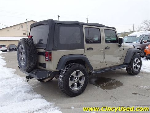 Used 2017 Jeep Wrangler Unlimited Sahara w/ Connectivity Group AWD/4WD image 6