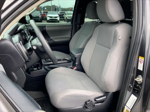 Used 2018 Toyota Tacoma SR image 7