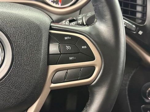 Used 2017 Jeep Cherokee Latitude AWD/4WD image 23