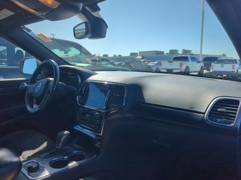 Used 2019 Jeep Grand Cherokee Laredo image 24