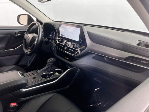 Used 2023 Toyota Highlander XLE image 28