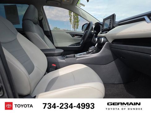 Used 2020 Toyota RAV4 XLE Premium FWD image 17