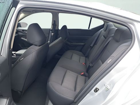 Used 2024 Nissan Altima 2.5 SV FWD image 12