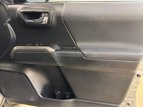 Used 2018 Toyota Tacoma TRD Sport AWD/4WD image 24