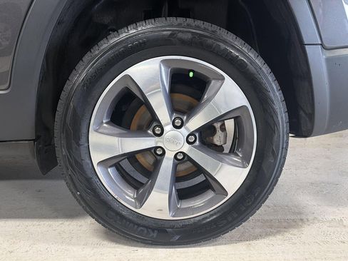 Used 2019 Jeep Cherokee Limited image 28