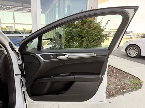 Used 2019 Ford Fusion SE FWD image 21