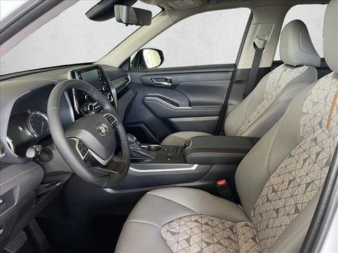 Used 2022 Toyota Highlander Bronze Edition image 9