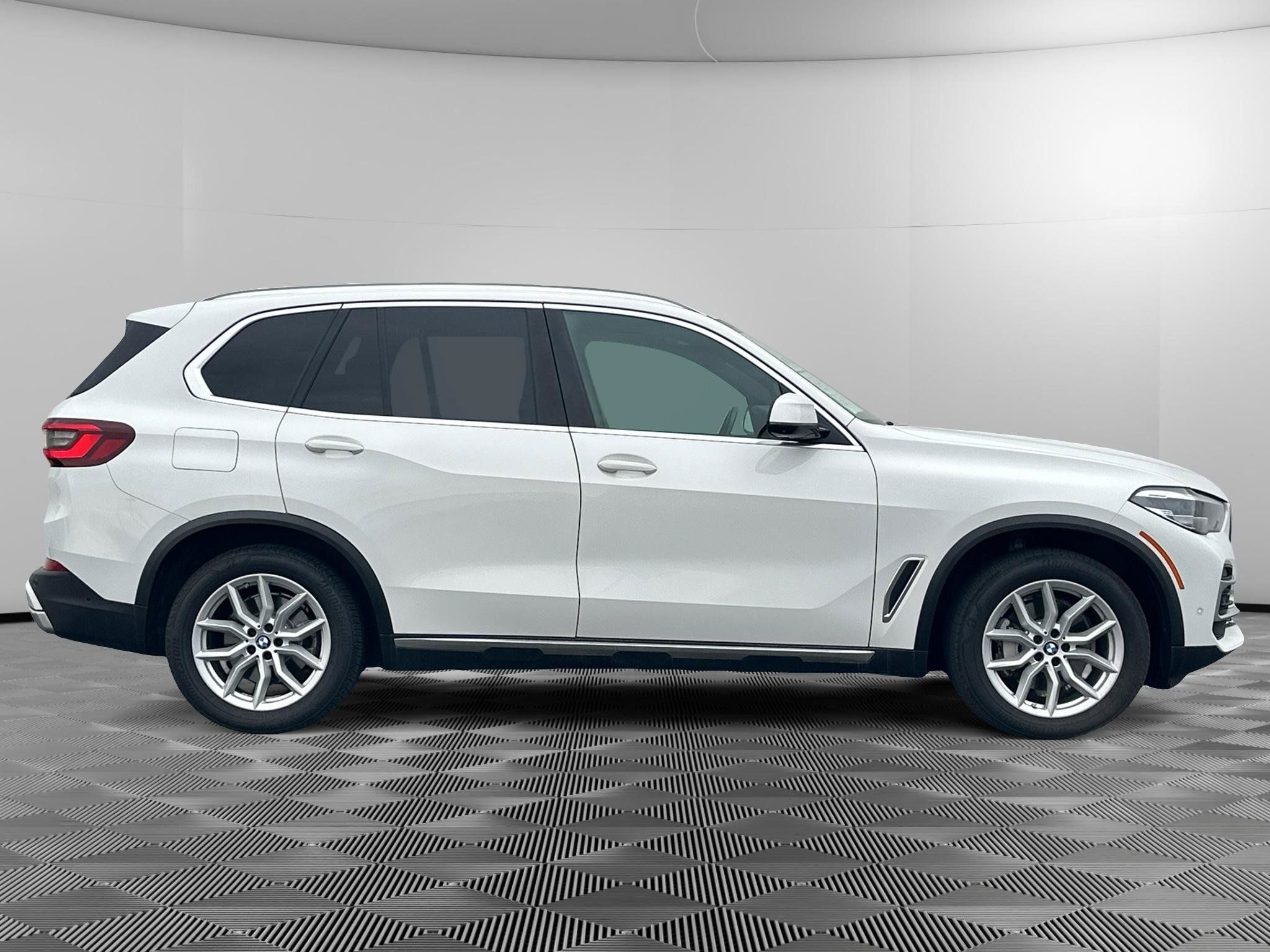 Used 2022 BMW X5 xDrive40i w/ Premium Package AWD/4WD image 3