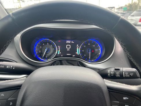 Used 2019 Chrysler Pacifica Touring-L image 20