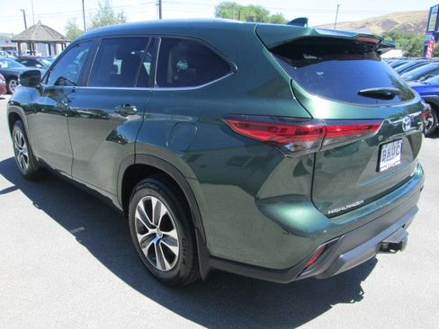 Used 2023 Toyota Highlander XLE AWD/4WD image 4