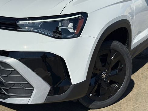 New 2026 Volkswagen Taos SE image 2