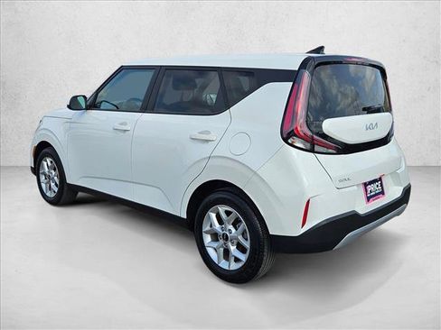 Used 2025 Kia Soul LX w/ LX Technology Package image 4