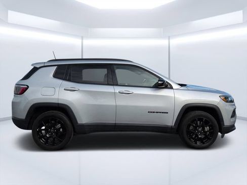 Used 2025 Jeep Compass Latitude w/ Altitude Special Edition AWD/4WD image 2