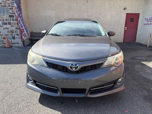 Used 2014 Toyota Camry SE w/ Moonroof Package FWD image 8