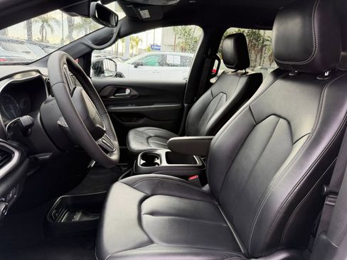 Used 2025 Chrysler Pacifica Select image 29