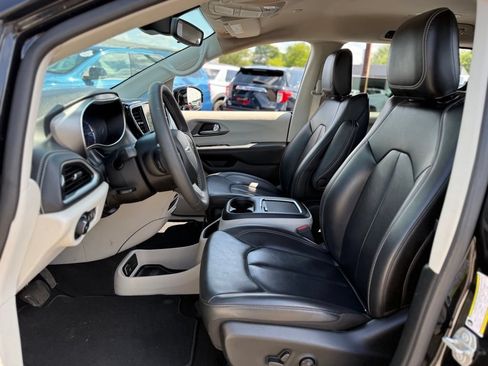 Used 2023 Chrysler Pacifica Touring-L FWD image 11
