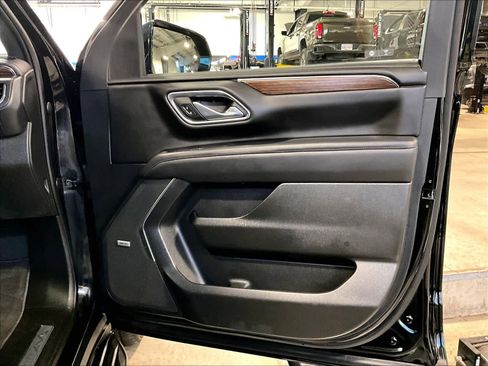 Used 2023 Chevrolet Suburban High Country image 12