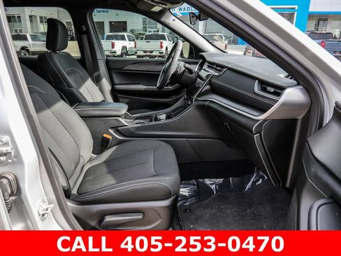 Used 2025 Jeep Grand Cherokee Laredo w/ Luxury Tech Group I AWD/4WD image 13