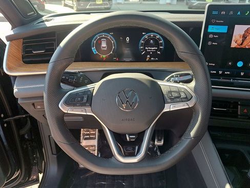 Certified 2025 Volkswagen Tiguan SEL R-Line AWD/4WD image 19