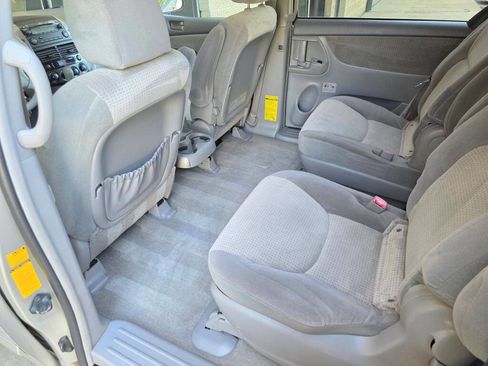 Used 2010 Toyota Sienna LE FWD image 28