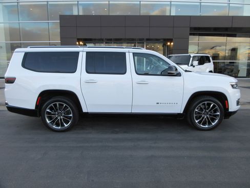 Used 2023 Jeep Wagoneer L Series III w/ Premium Group I image 13