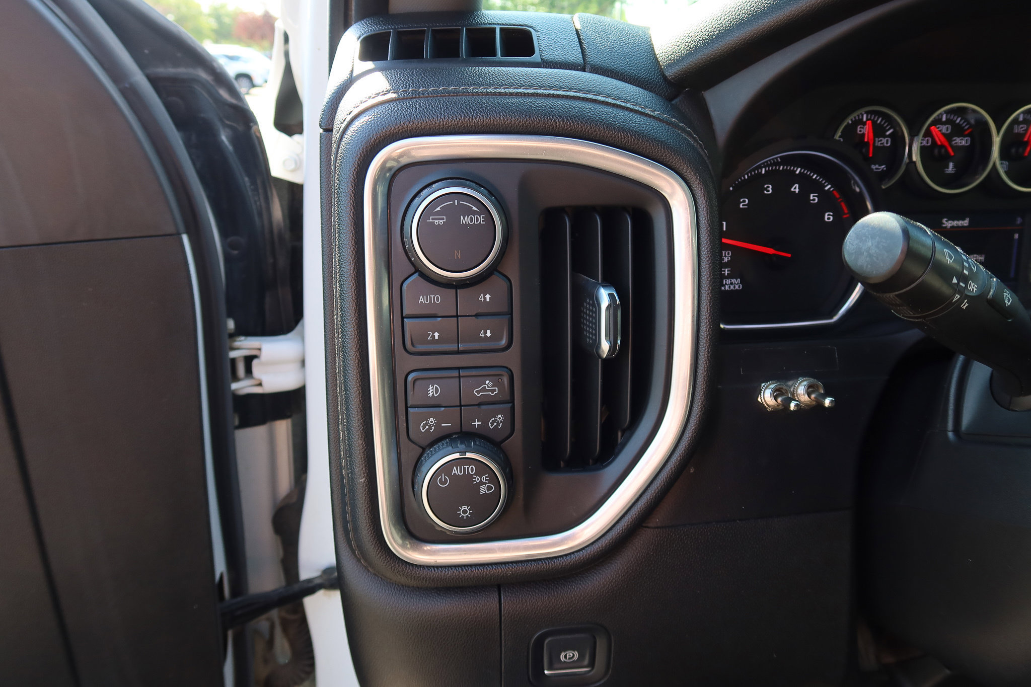 Used 2020 Chevrolet Silverado 1500 LT w/ True North Edition AWD/4WD image 17
