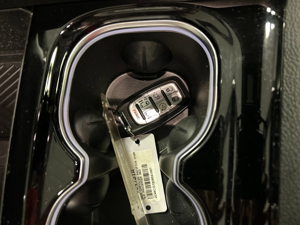 Used 2025 Chrysler Pacifica Premium FWD image 20