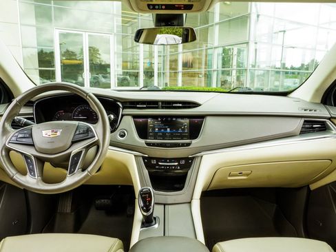 Used 2018 Cadillac XT5 Luxury w/ Driver Awareness Package FWD image 5