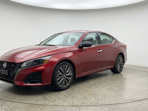 Used 2025 Nissan Altima 2.5 SV image 3