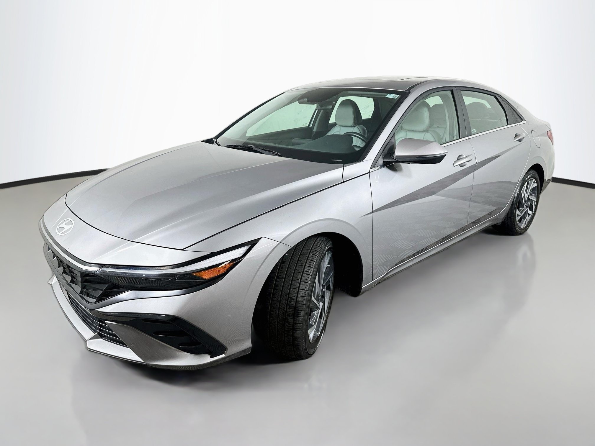 Certified 2025 Hyundai Elantra Limited FWD image 3