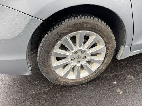 Used 2013 Toyota Sienna XLE image 39