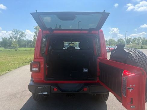 Used 2021 Jeep Wrangler Unlimited Sahara AWD/4WD image 10