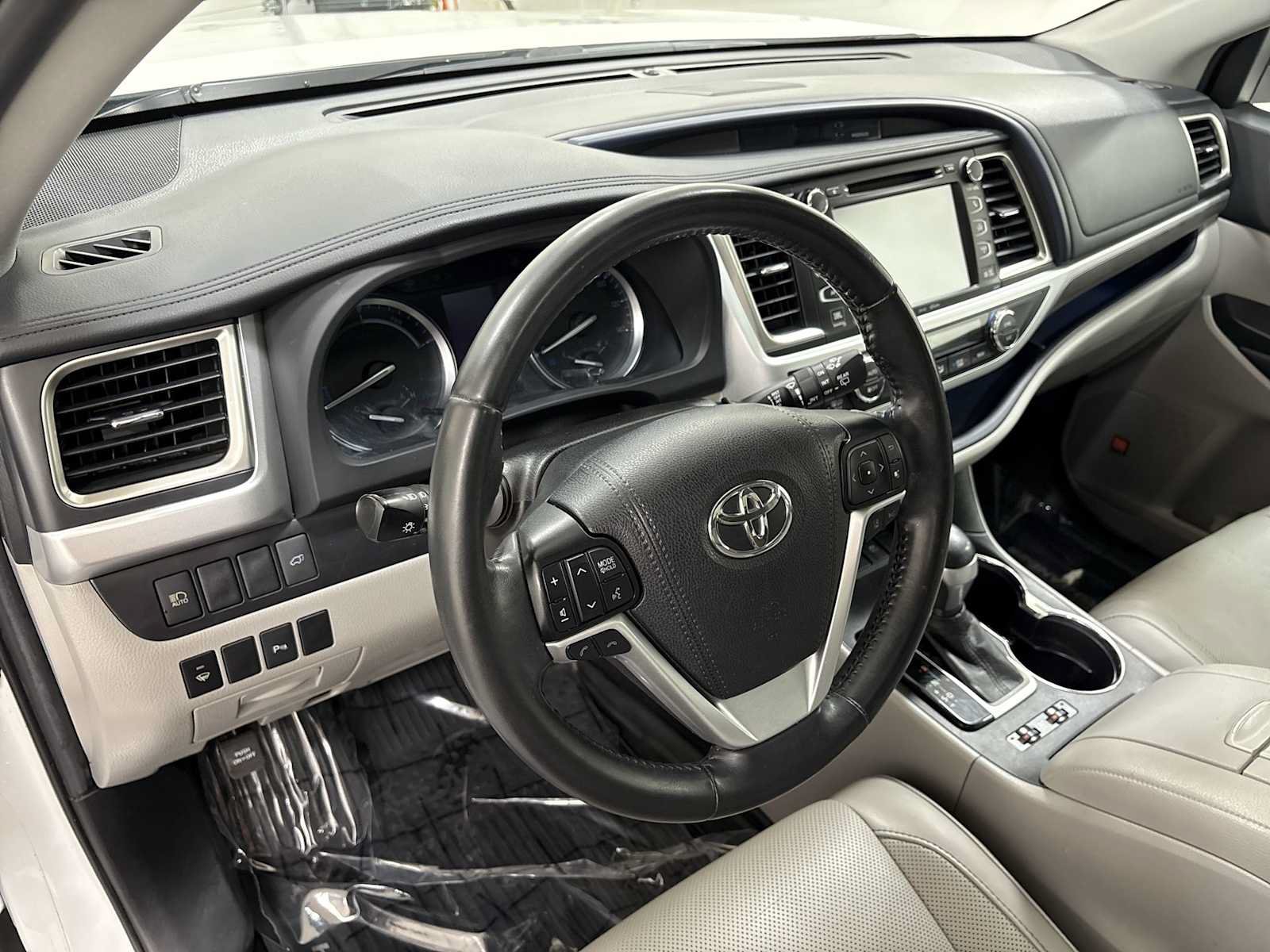 Certified 2019 Toyota Highlander Limited AWD/4WD image 12