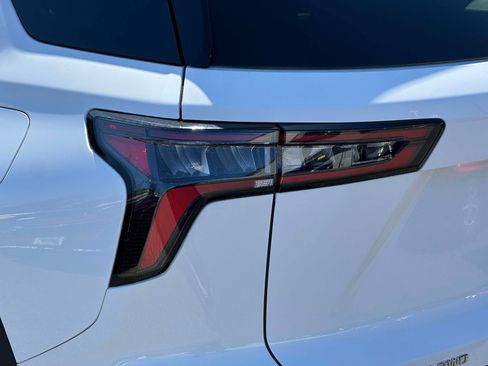 Used 2025 Chevrolet Equinox LT w/ Convenience Package II image 9