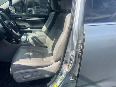 Used 2018 Toyota Highlander XLE AWD/4WD image 6