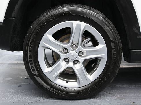 Used 2023 Jeep Compass Latitude image 13