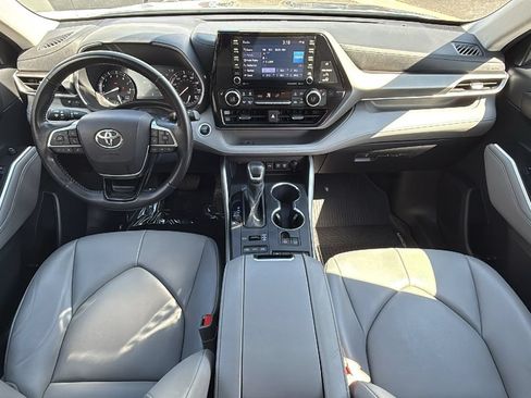 Used 2021 Toyota Highlander XLE AWD/4WD image 22