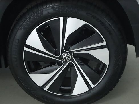 Used 2025 Volkswagen Taos SE AWD/4WD image 39