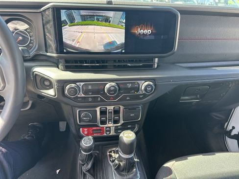 Used 2025 Jeep Wrangler Unlimited Rubicon AWD/4WD image 16