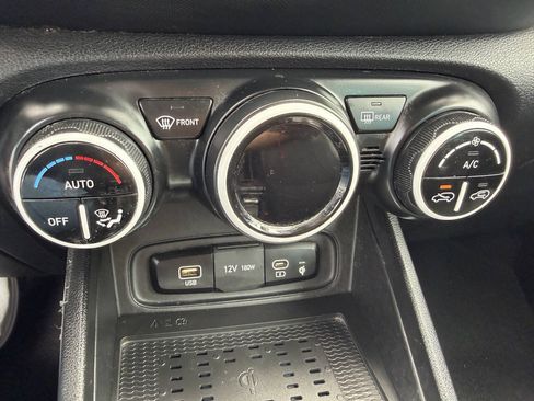 Used 2024 Hyundai Venue Limited FWD image 25