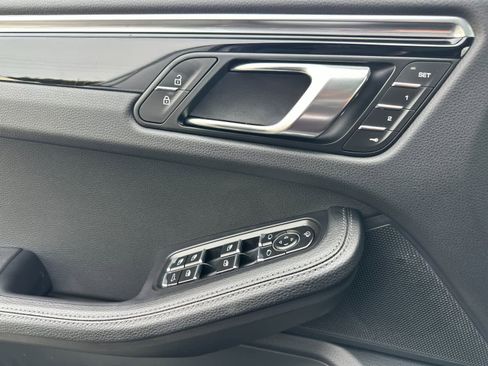 Certified 2025 Porsche Macan AWD/4WD image 12