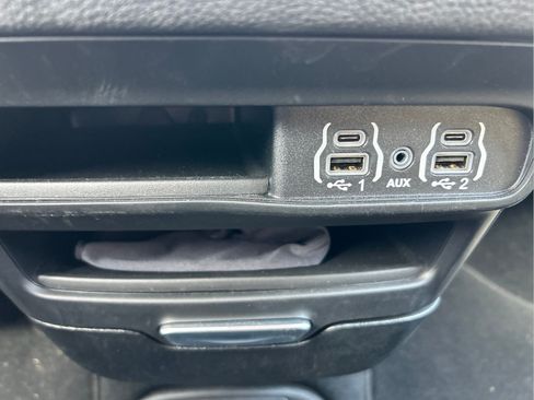Used 2025 Chrysler Pacifica Select FWD image 33