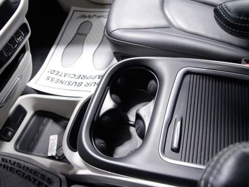 Used 2024 Chrysler Pacifica Touring-L image 30