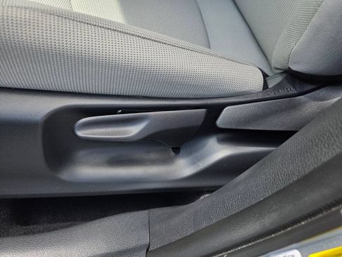 Used 2025 Toyota Corolla Cross L FWD image 4