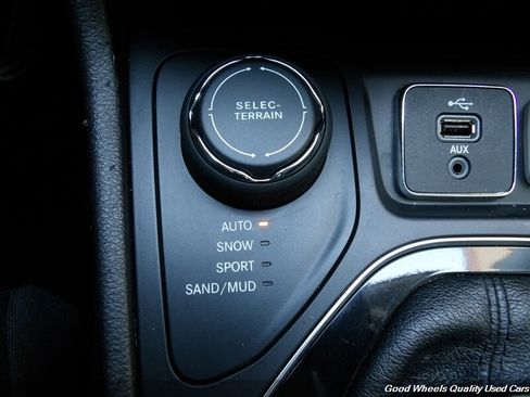 Used 2019 Jeep Cherokee Limited AWD/4WD image 32