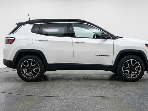 Used 2025 Jeep Compass Trailhawk AWD/4WD image 11