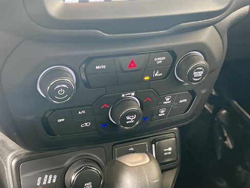 Used 2022 Jeep Renegade Latitude w/ Convenience Group AWD/4WD image 16