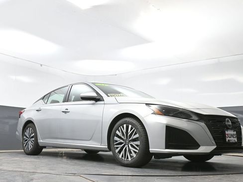 Used 2023 Nissan Altima 2.5 SV FWD image 46