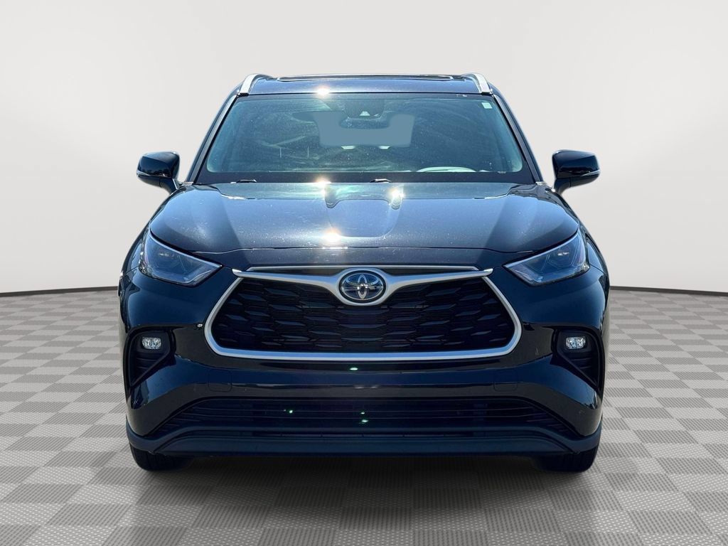 Used 2023 Toyota Highlander XLE AWD/4WD image 2